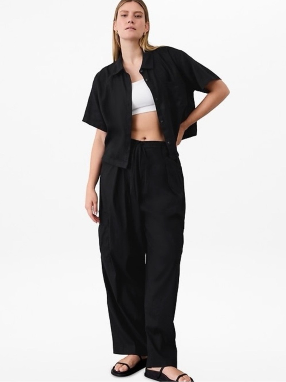 Athleta New Paradise Straight Leg Cargo
Pants Linen Blend In black
Size M
NWT